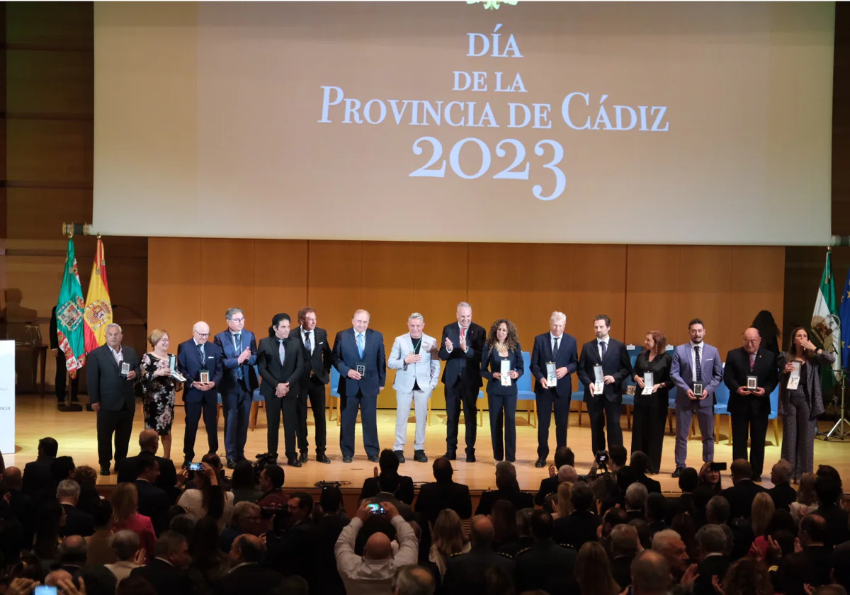 Alejandro Sanz y Rosario Flores, junto con el resto de premiados con las medallas de la provincia.