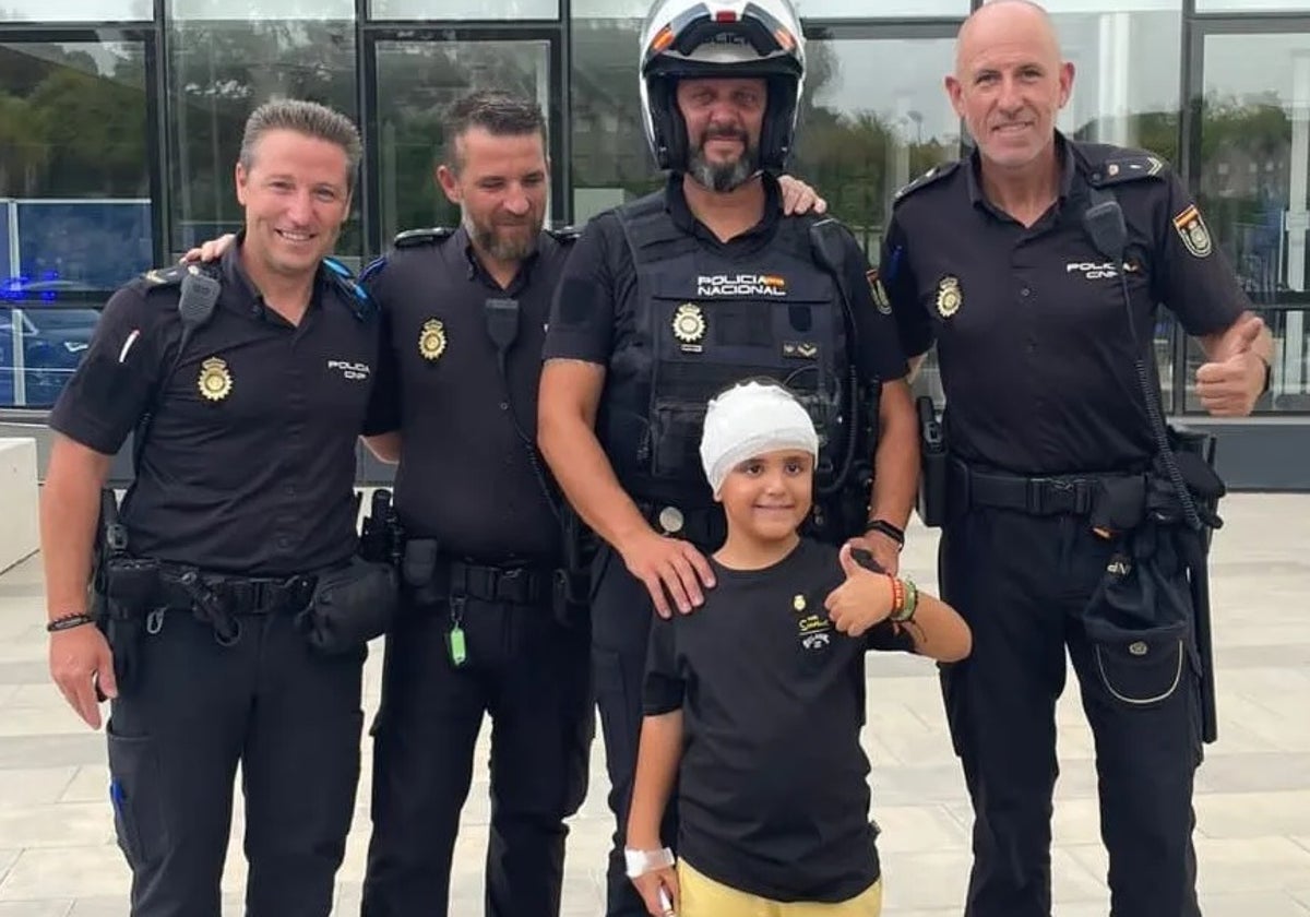 Bruno, junto a los agentes el día que le recibieron.