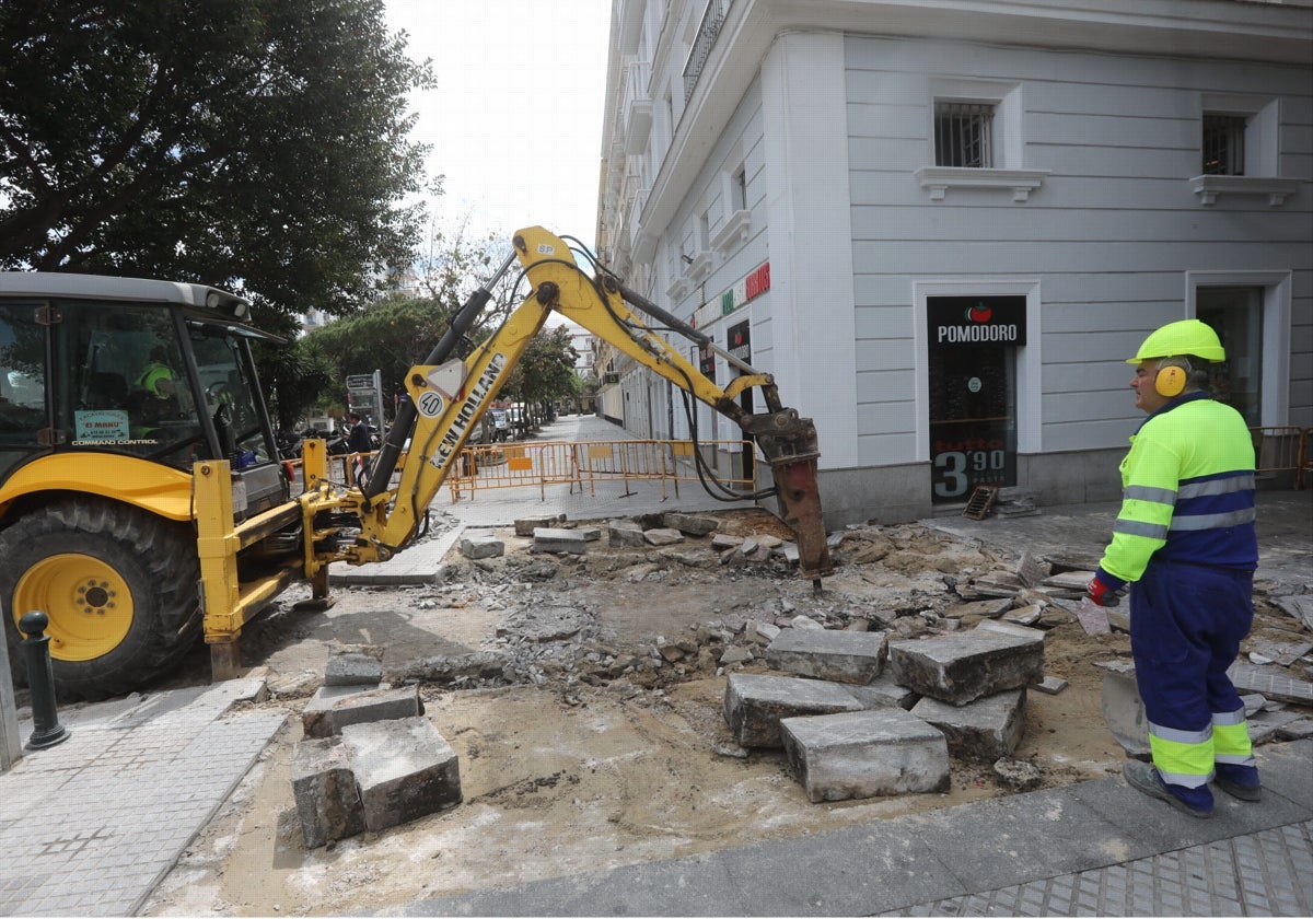 Un trabajador en el centro de Cádiz.