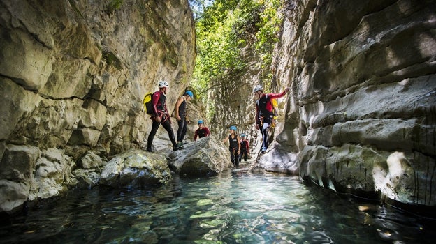 Unas personas haciendo el sendero de la Garganta Verde.