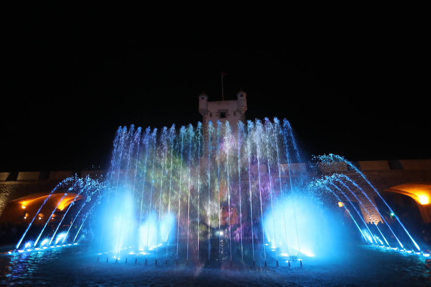 FOTOS: Luz, proyecciones y agua... la fuente cibernética de Cádiz