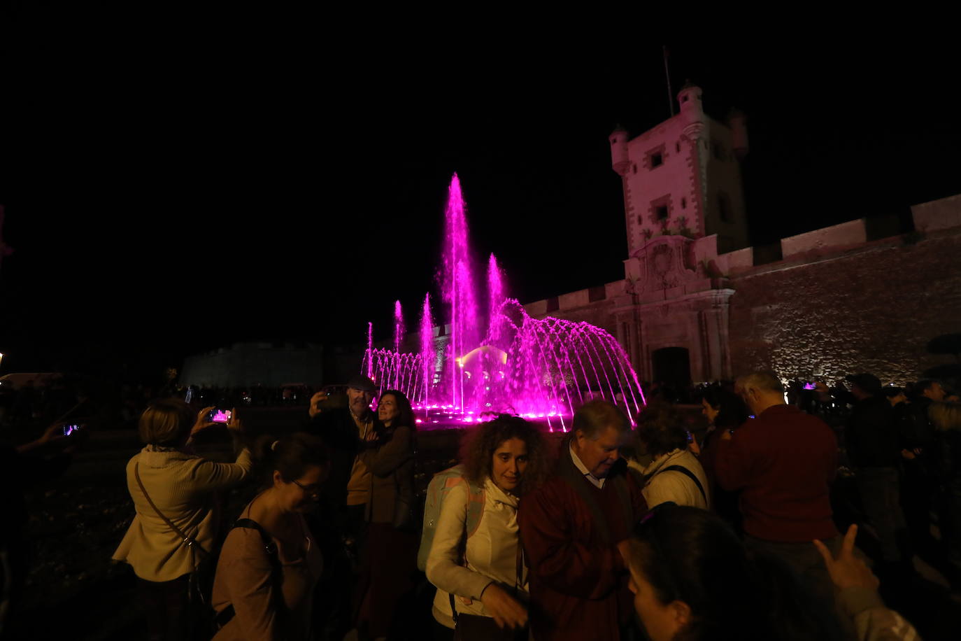 FOTOS: Luz, proyecciones y agua... la fuente cibernética de Cádiz