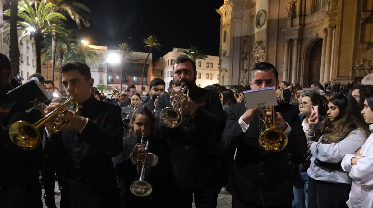 Vídeo: Así suenan las bandas de Rosario y Polillas en el pasacalles en la plaza de la Catedral de Cádiz