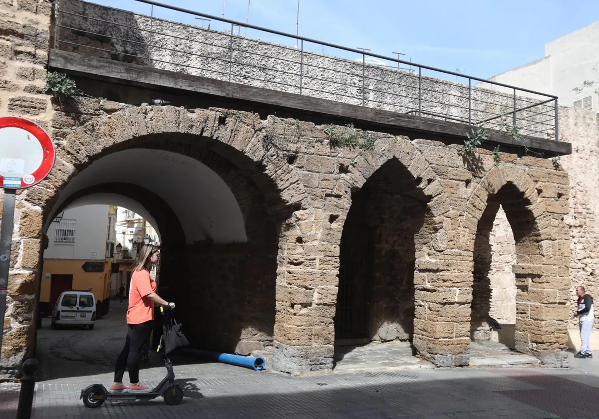El Arco de los Blanco, uno de los tres que aún quedan en pie de las murallas de Cádiz.