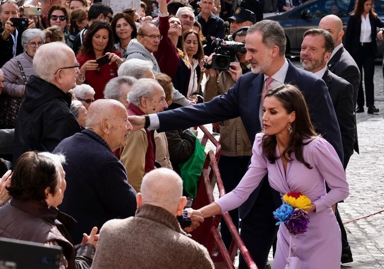 Flores de papel, regalos y piropos para Sus Majestades en su visita a Cádiz