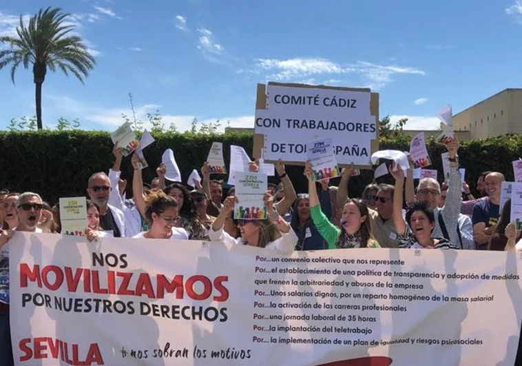Trabajadores de Fremap de Cádiz se concentran para protestar por su «precariedad» y «excesiva» carga