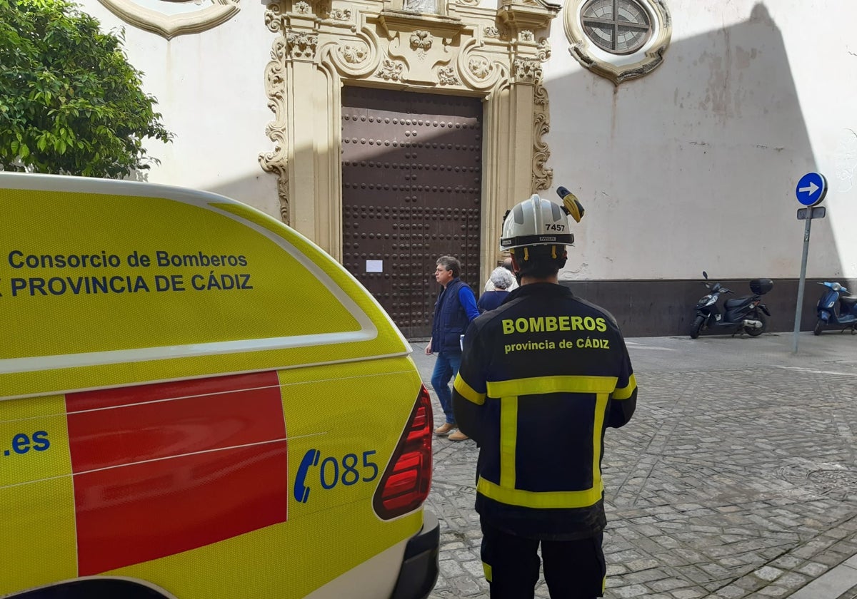 Bomberos de Cádiz interviniendo en la iglesia de San Francisco.