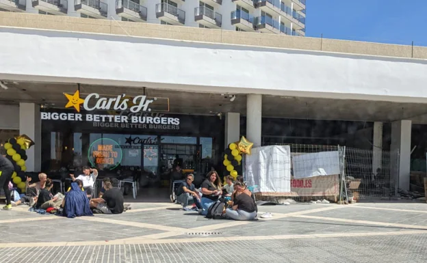 Decenas de personas acampan para ganar la promoción de la nueva hamburguesería Carl&#039;s Jr en Cádiz