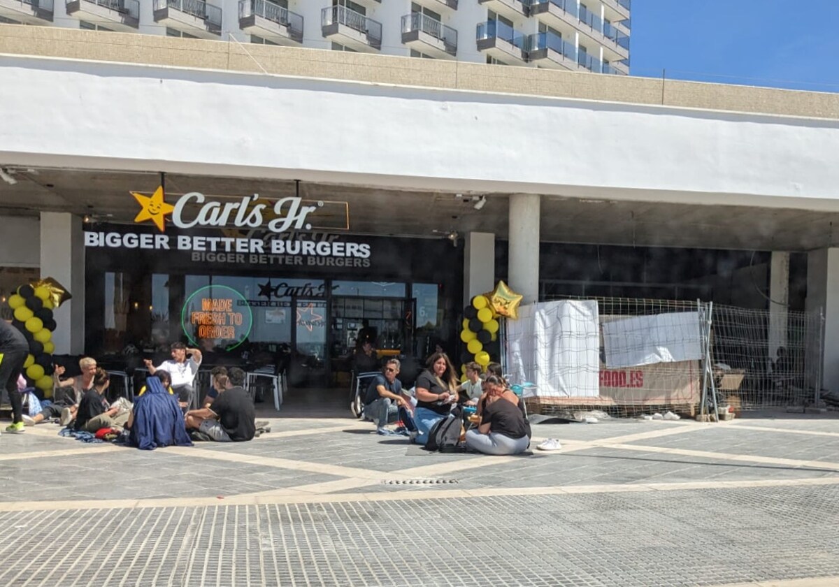 Decenas de personas acampan para ganar la promoción de la nueva hamburguesería Carl's Jr en Cádiz