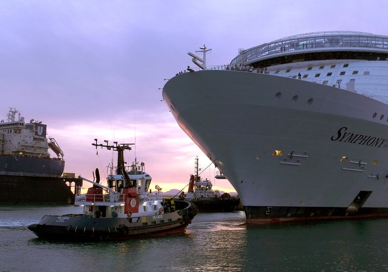 El crucero 'Symphony of the Seas' de Royal Caribbean hace su puesta a punto en Cádiz