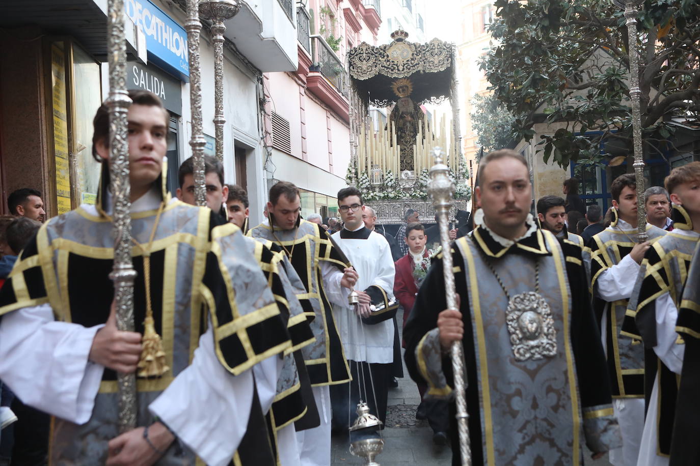 Fotos: Dolores de Servitas protagoniza la primera jornada de la Semana Santa en Cádiz