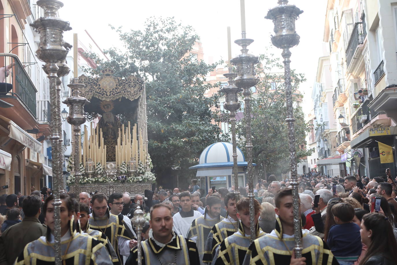 Fotos: Dolores de Servitas protagoniza la primera jornada de la Semana Santa en Cádiz