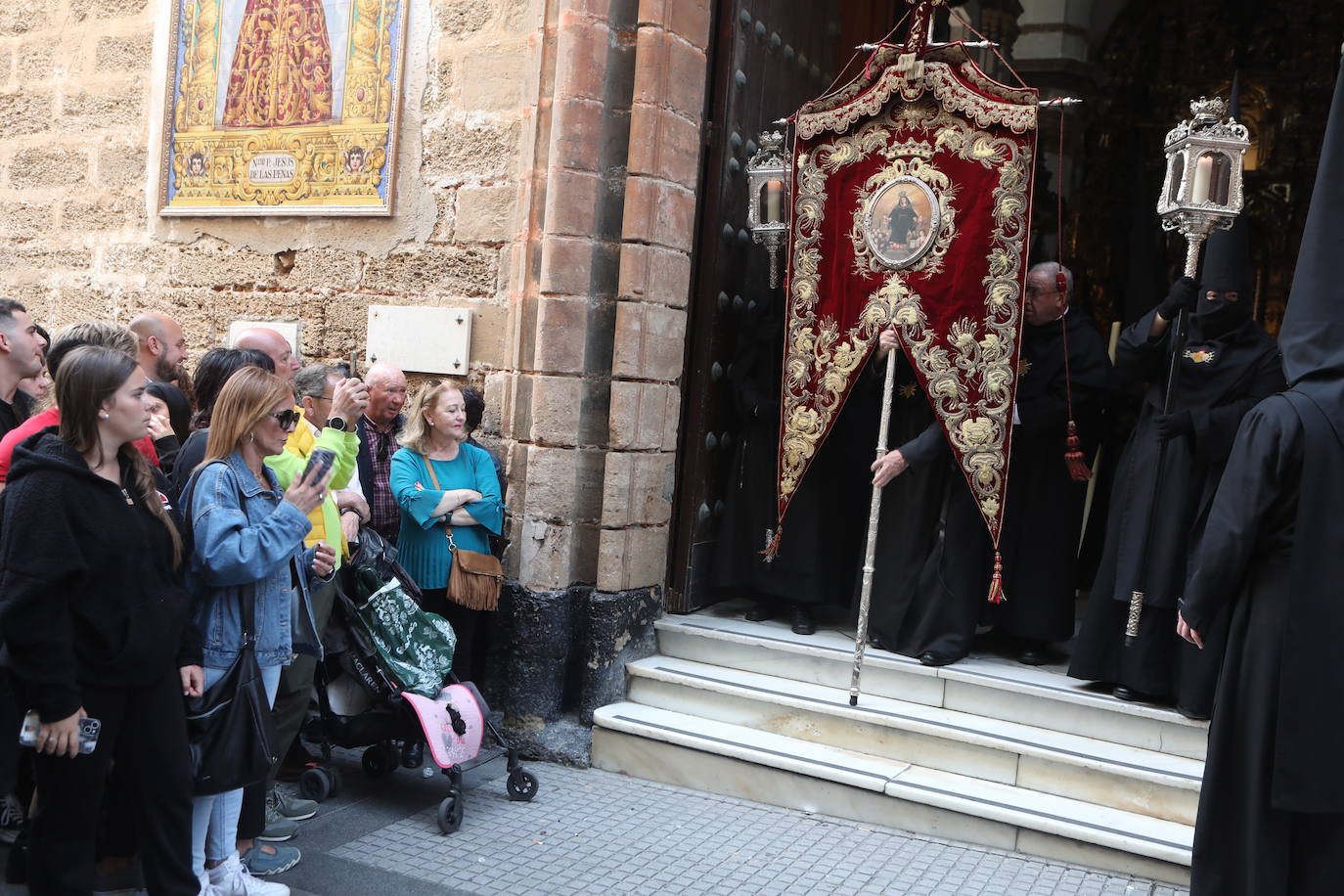 Fotos: Dolores de Servitas protagoniza la primera jornada de la Semana Santa en Cádiz