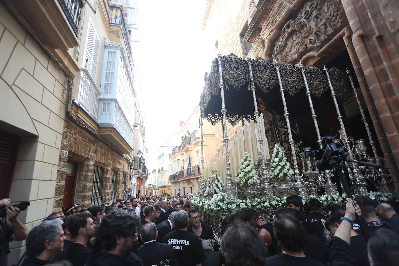 Fotos: Dolores de Servitas protagoniza la primera jornada de la Semana Santa en Cádiz