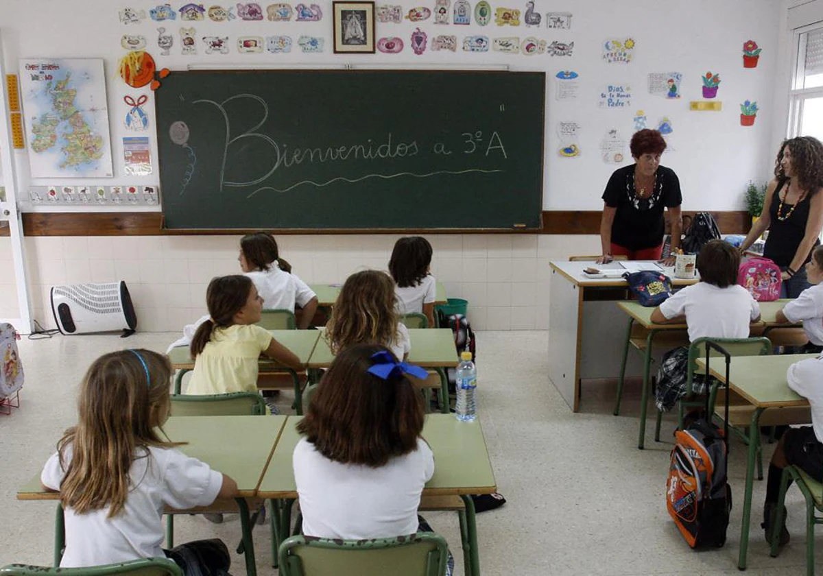 Alumnos atienden en clase en un colegio de Cádiz.