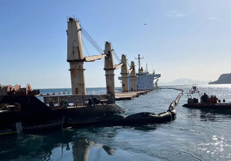Gibraltar retira la barrera protectora que rodea al buque OS35 por la previsión de fuerte oleaje
