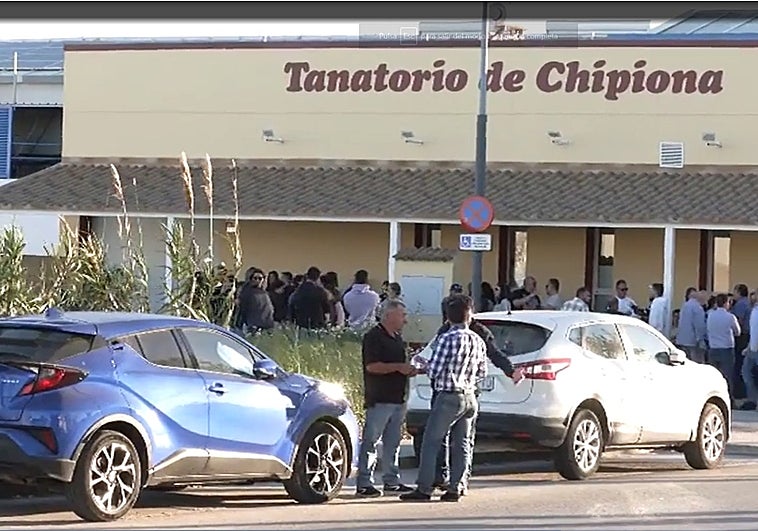 Chipiona da su último adiós a Paco Naval, el futbolista asesinado a puñaladas este sábado