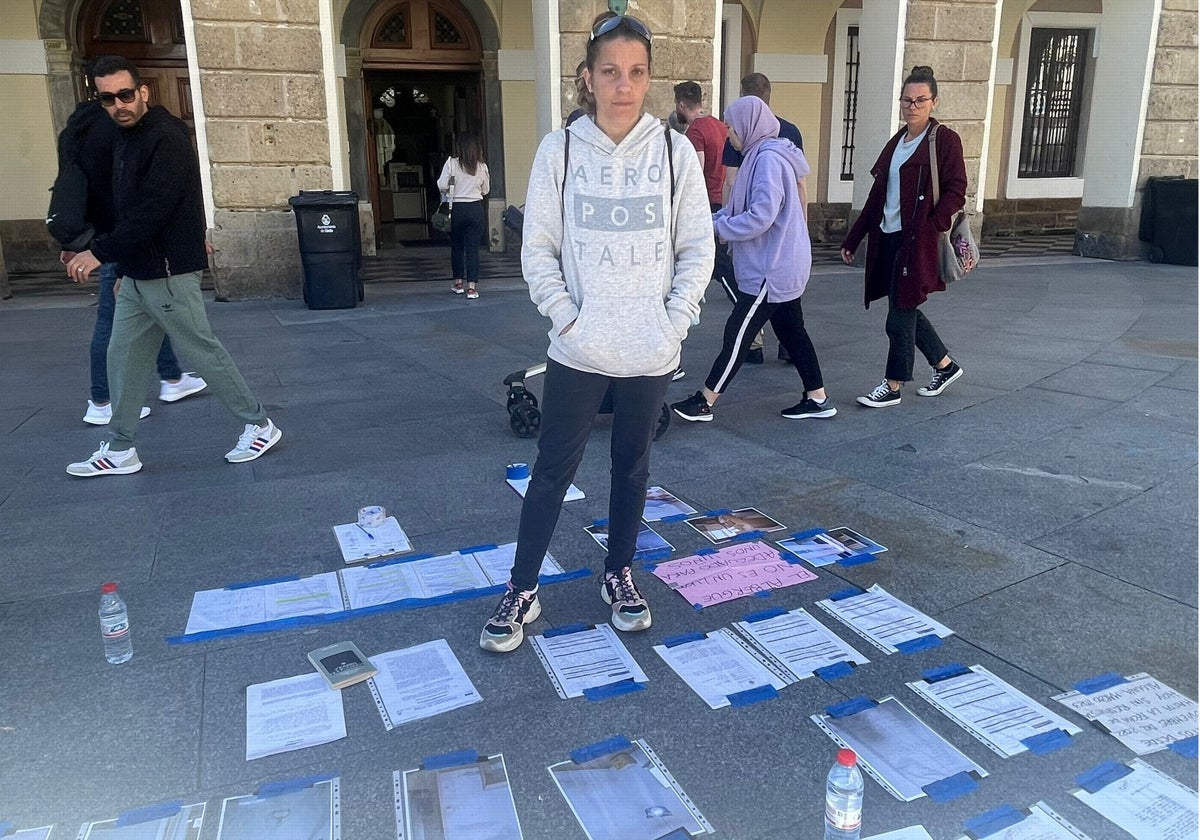 Inmaculada se ha instalado a las puertas del Ayuntamiento recogiendo firmas.