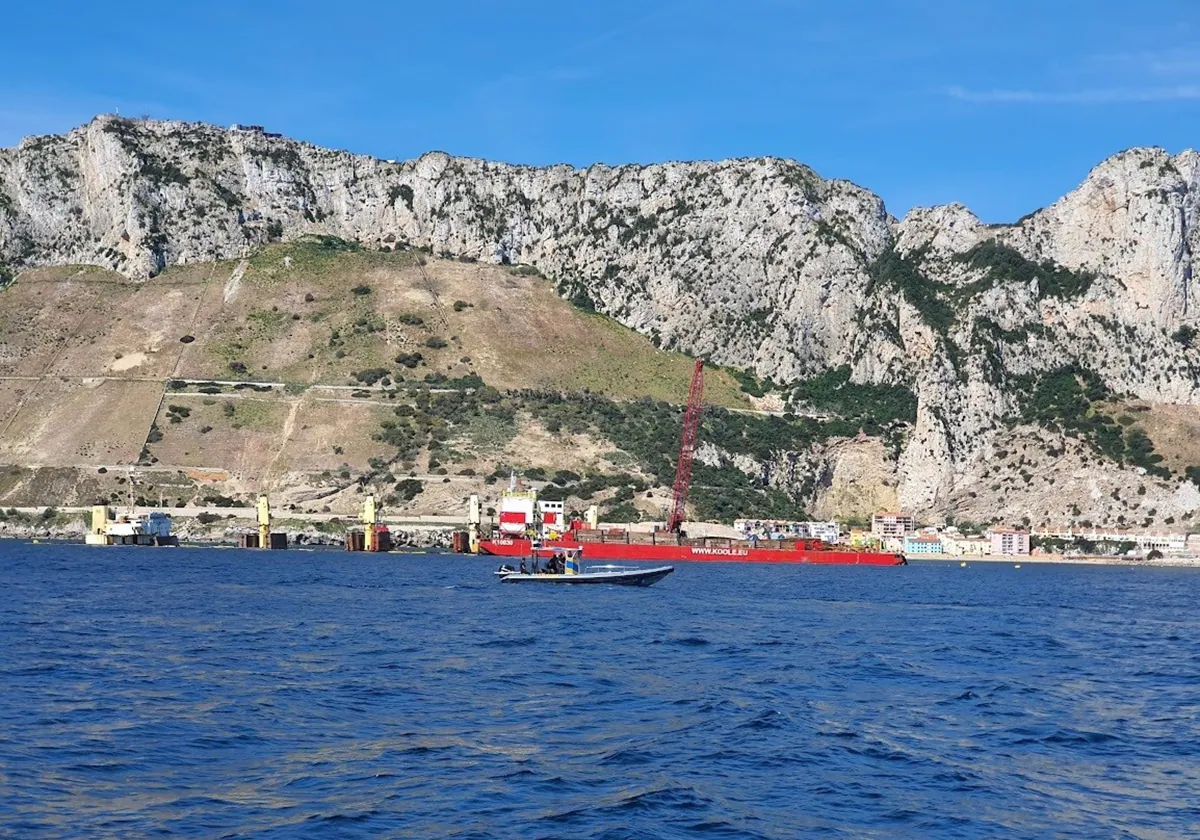 Buque OS35 en aguas de Gibraltar.