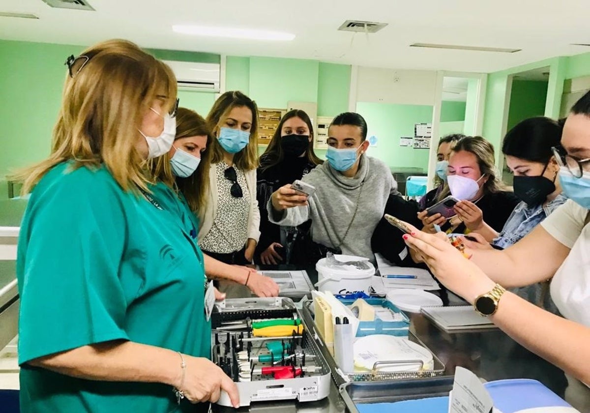 Alumnos de Enfermería aprendiendo sobre esterilización.