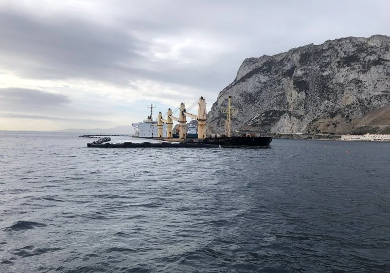 Gibraltar destaca «significativos avances» en la limpieza de sus costas ante los vertidos del OS 35