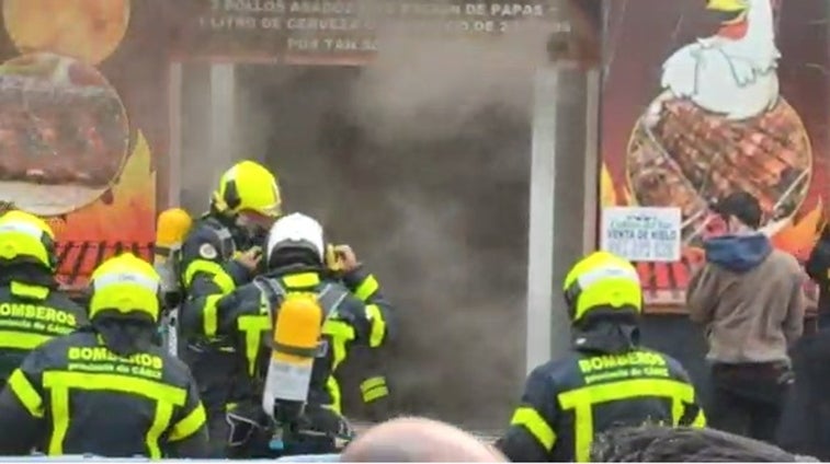 Vídeo: Incendio en local El Rey del pollo, en la calle Brasil de Cádiz