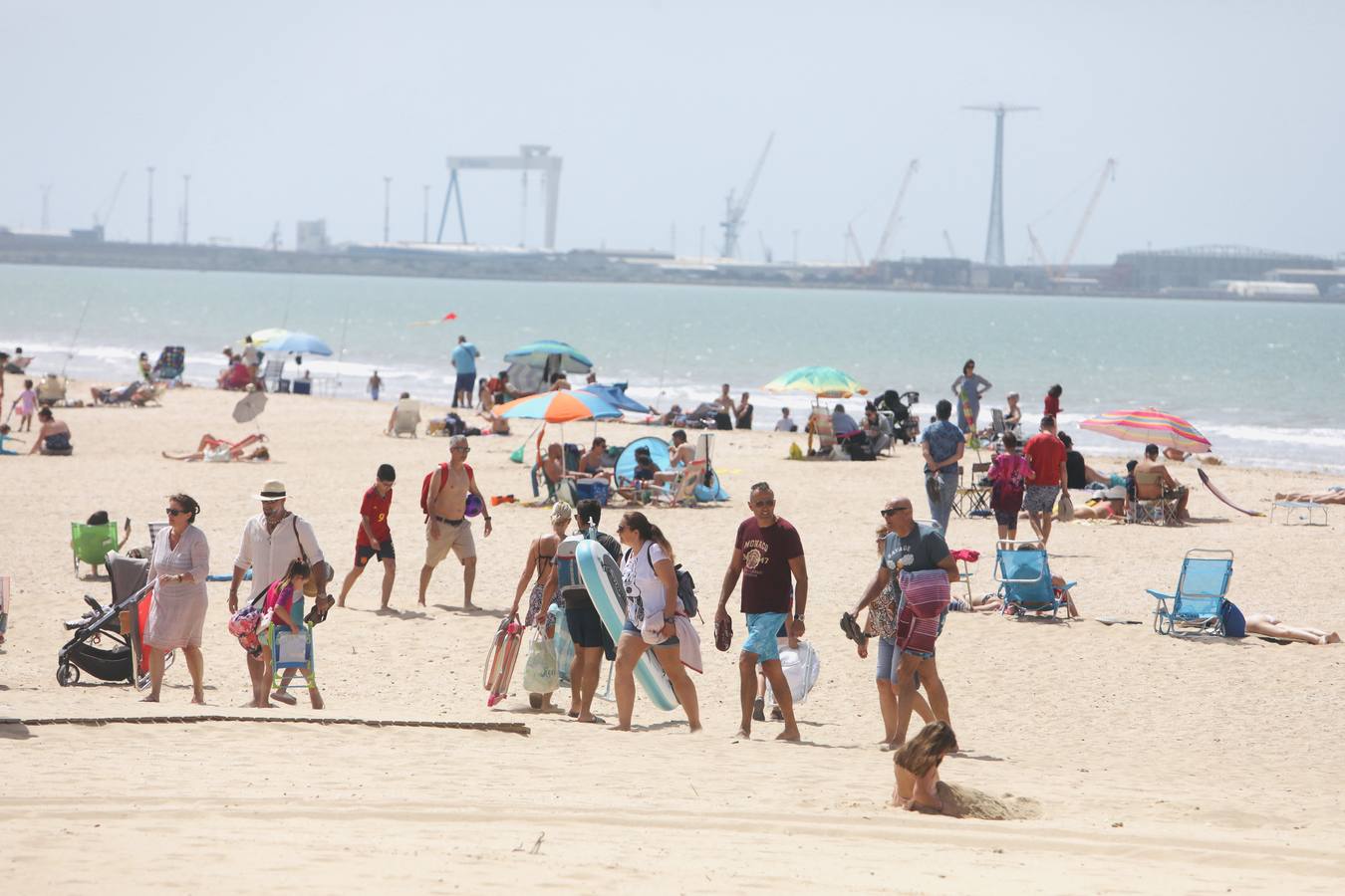 Fotos: Cádiz llena sus playas en Semana Santa