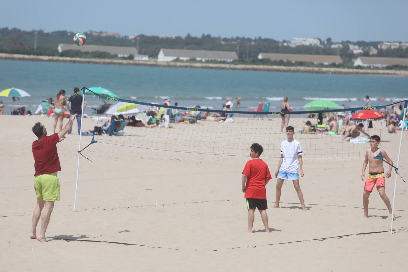 Fotos: Cádiz llena sus playas en Semana Santa