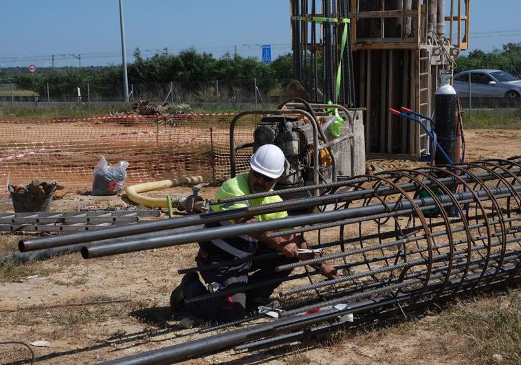 Comienzan los trabajos de cimentación en la futura pasarela ciclopeatonal del tranvía en Tres Caminos