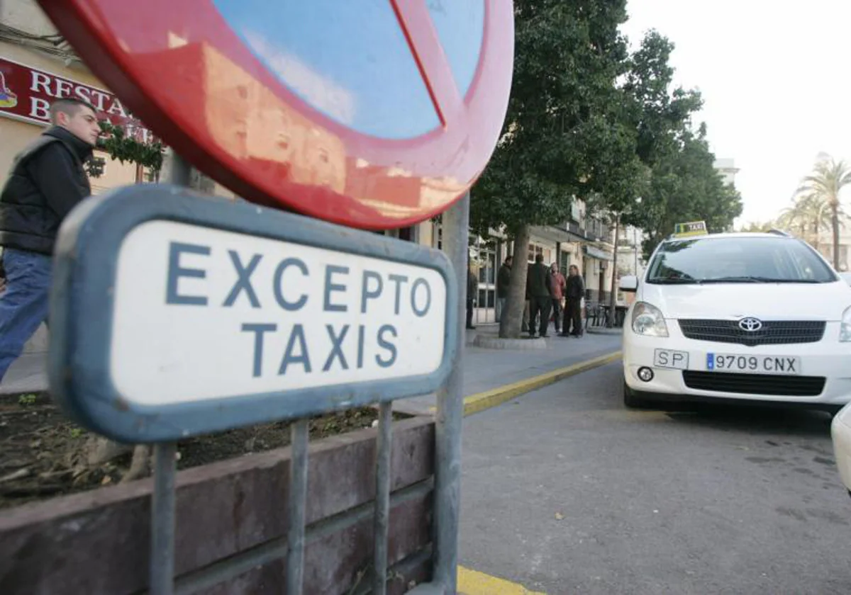 Belgrano viaja de copiloto con los taxistas gaditanos para recoger sus demandas en el programa de Ahora Cádiz