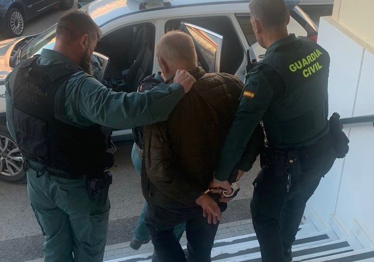 El juez envía a prisión por homicidio en tentativa al detenido por apuñalar a un guardia civil en Conil