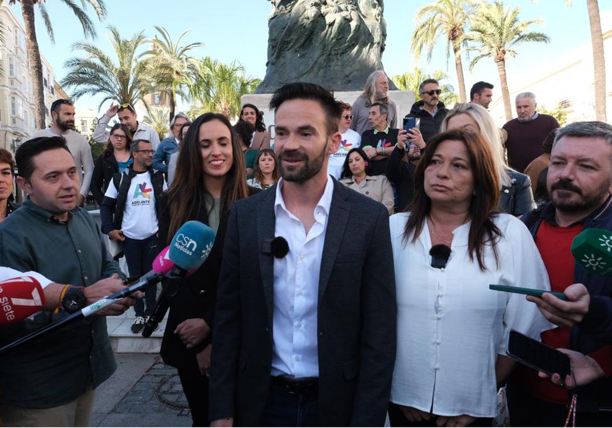 David de la Cruz, junto a Helena Fernández, tras anunciar que acudirán juntos a las urnas el 28 de mayo.