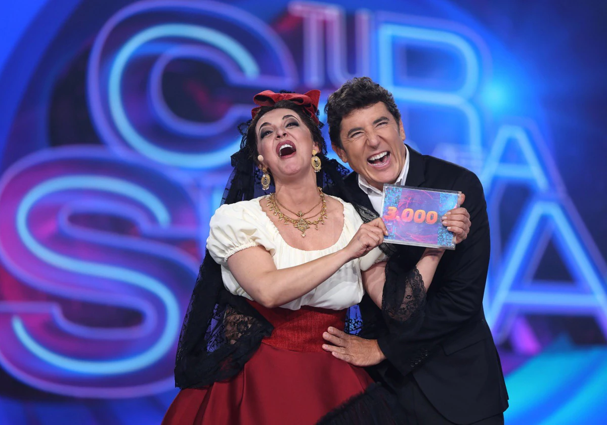 La cantante Merche recibe los 3.000 euros tras ganar la gala de 'Tu cara me suena'.