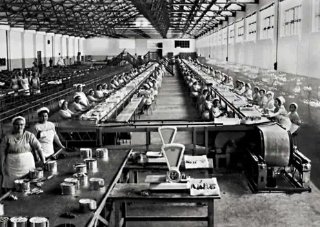 Imagen secundaria 1 - Copejo de atunes en 1927 y fábrica de conservas del Consorcio Nacional Almadrabero en 1930 y 1968.