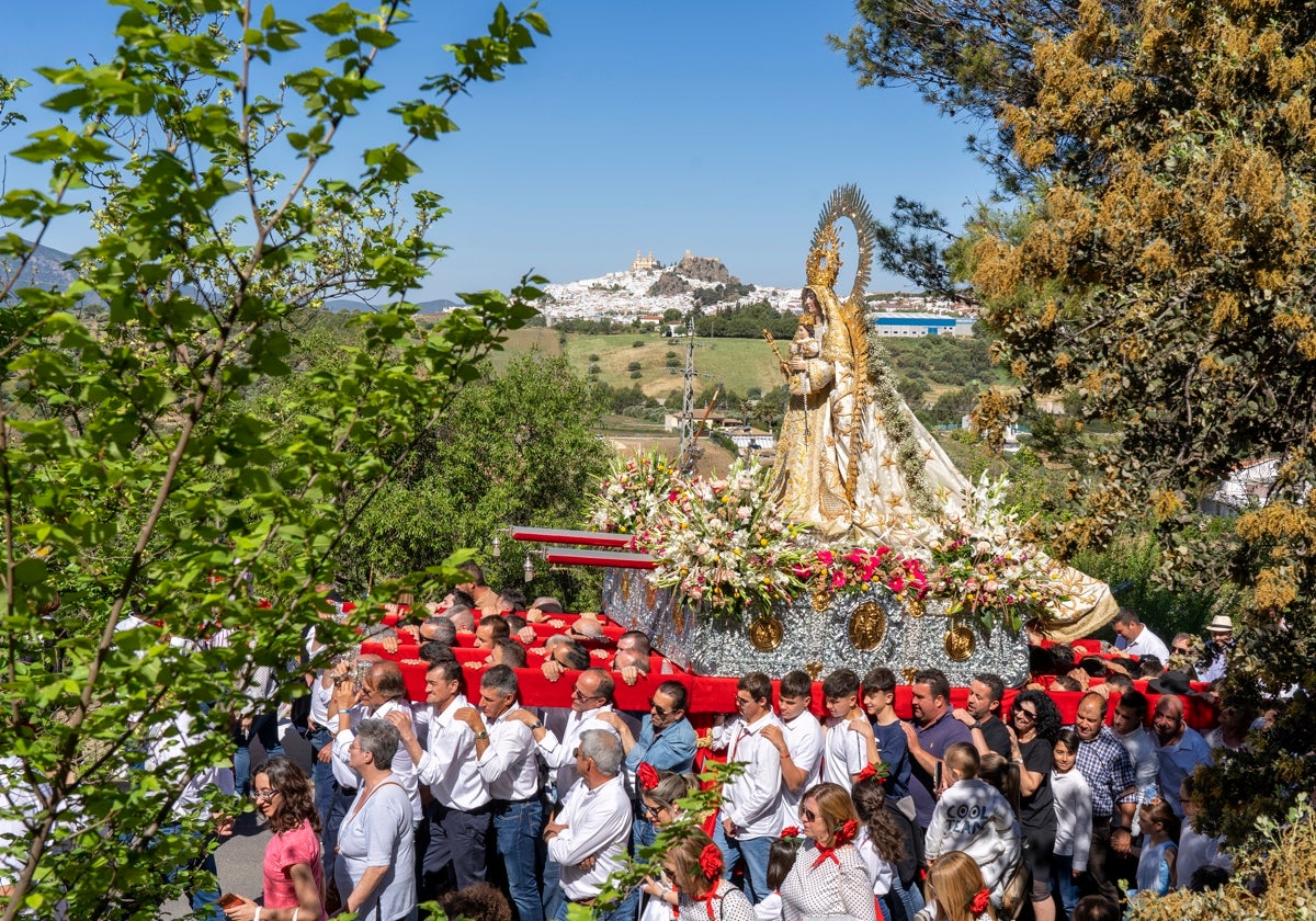 Olvera celebra su tradicional romería de 'Lunes de Quasimodo'.