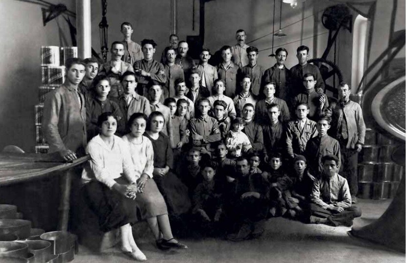 Un grupo de trabajadores de una fábrica conservera. Hacia 1930