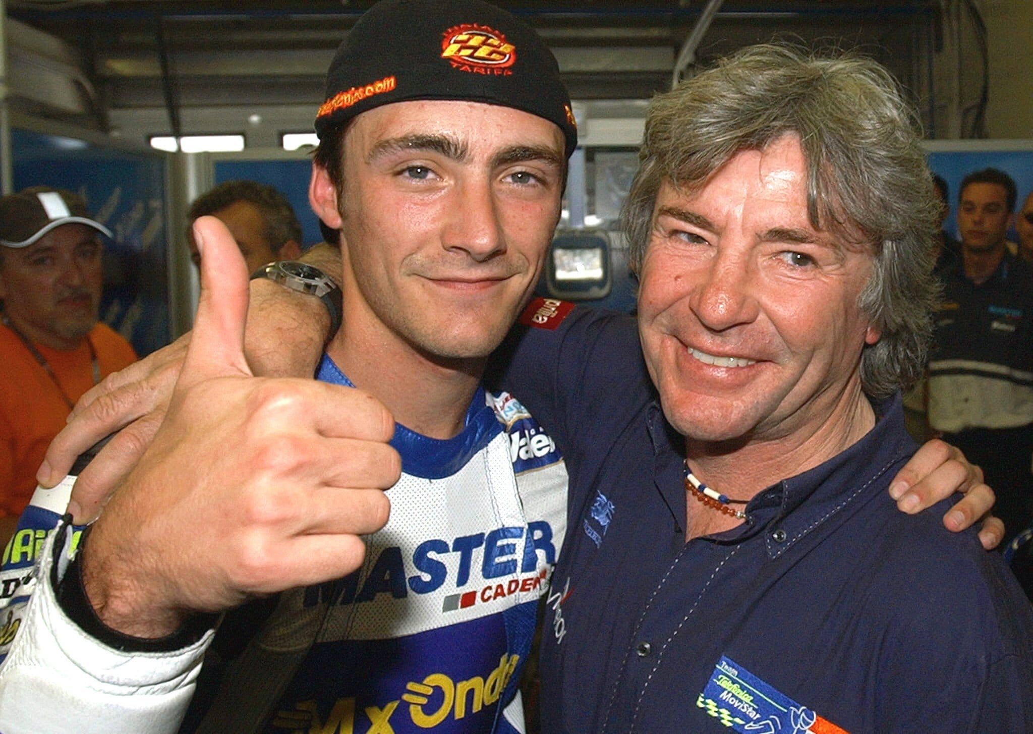 El piloto español de 125cc Pablo Nieto celebra junto a su padre y jefe del equipo Ángel Nieto la segunda "pole position" de su carrera deportiva  en el Circuito de Jerez. 