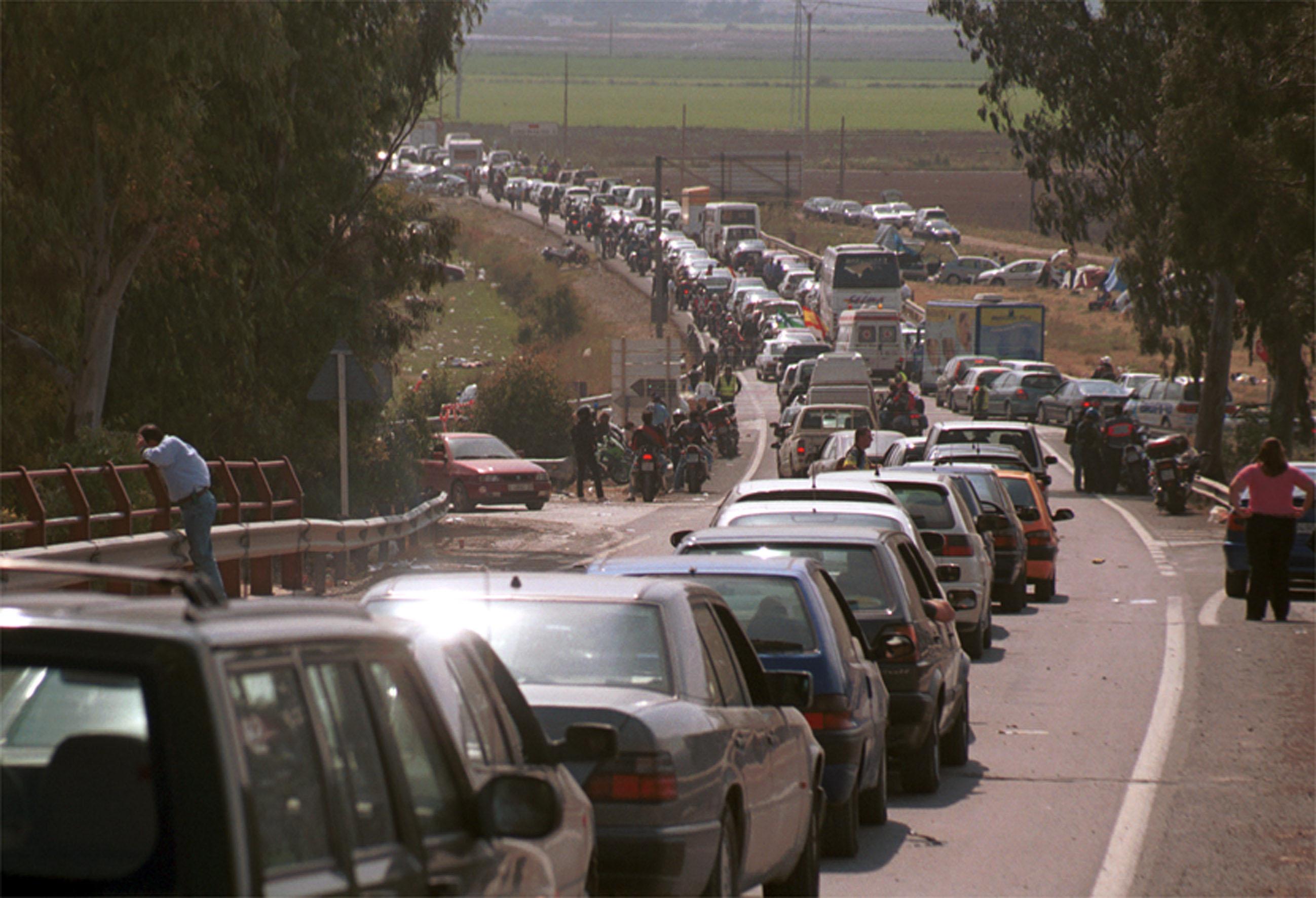 Caravanas de coches en los accesos al Circuito de Jerez