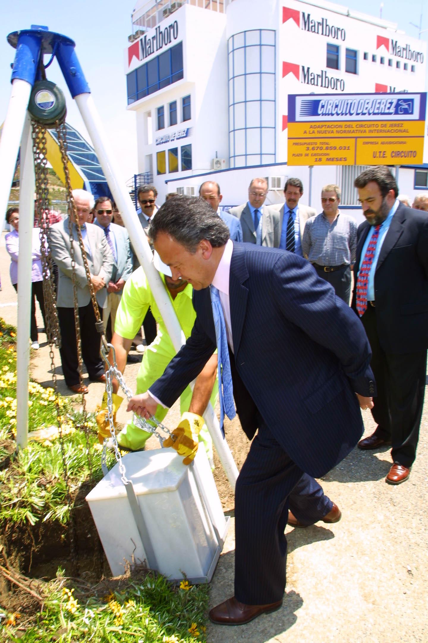 Colocación de la primera piedra en la remodelación del Circuito de 2001.
