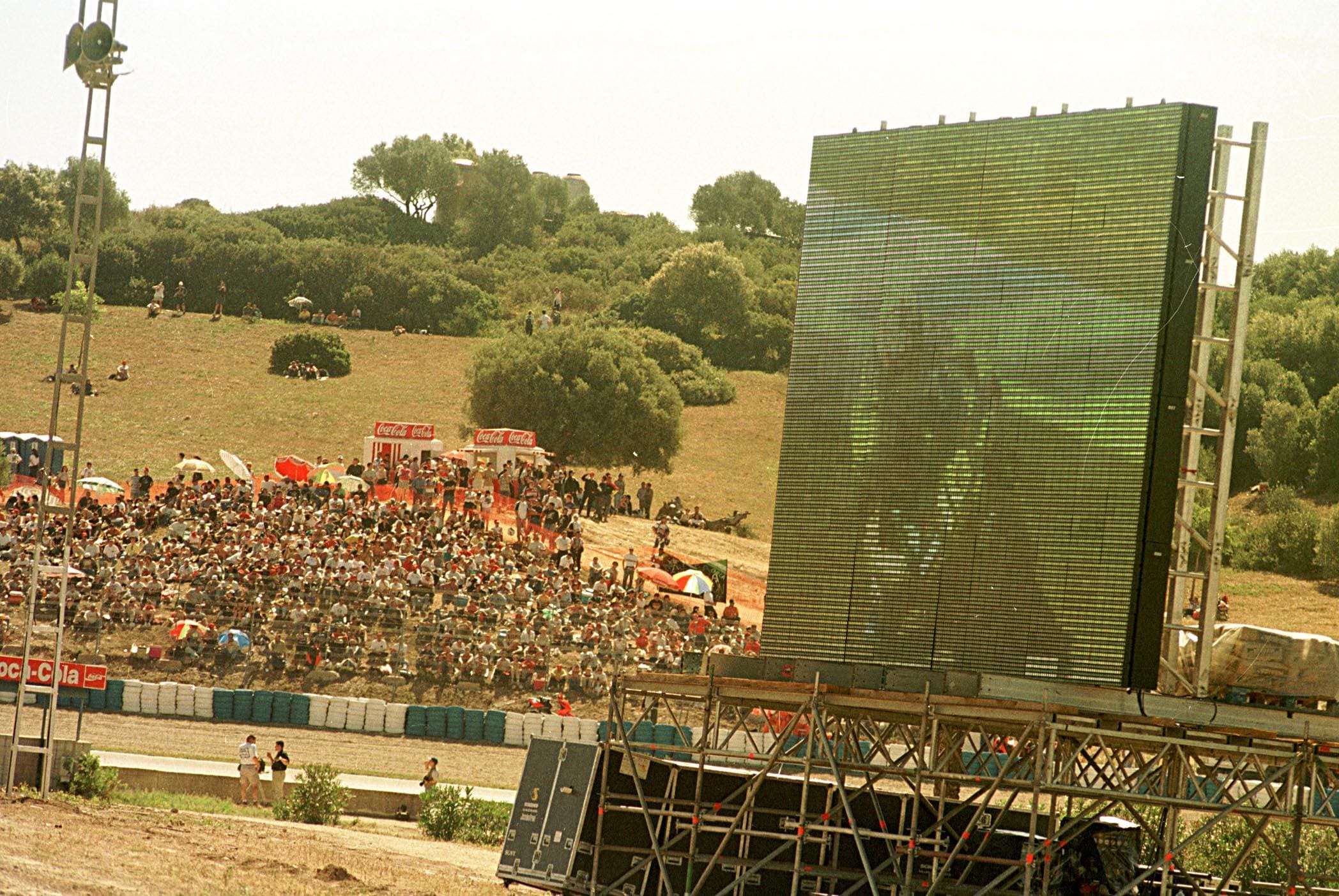 Aficionados viendo una de las carreras en el Circuito Permanente de Jerez.