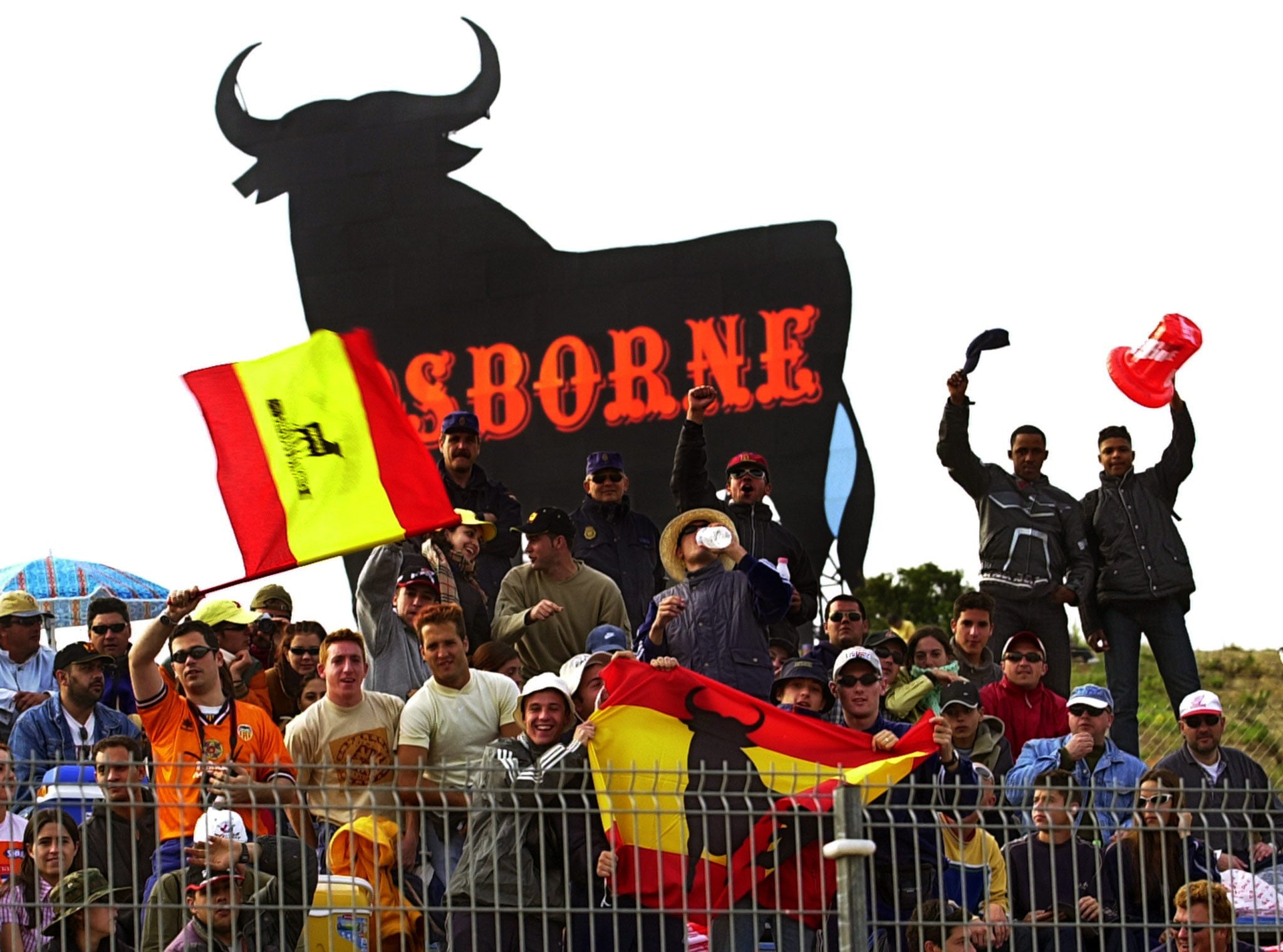 Aficionados españoles animan a los corredores en las gradas del circuito de Jerez en el Gran Premio de España de Motociclismo.