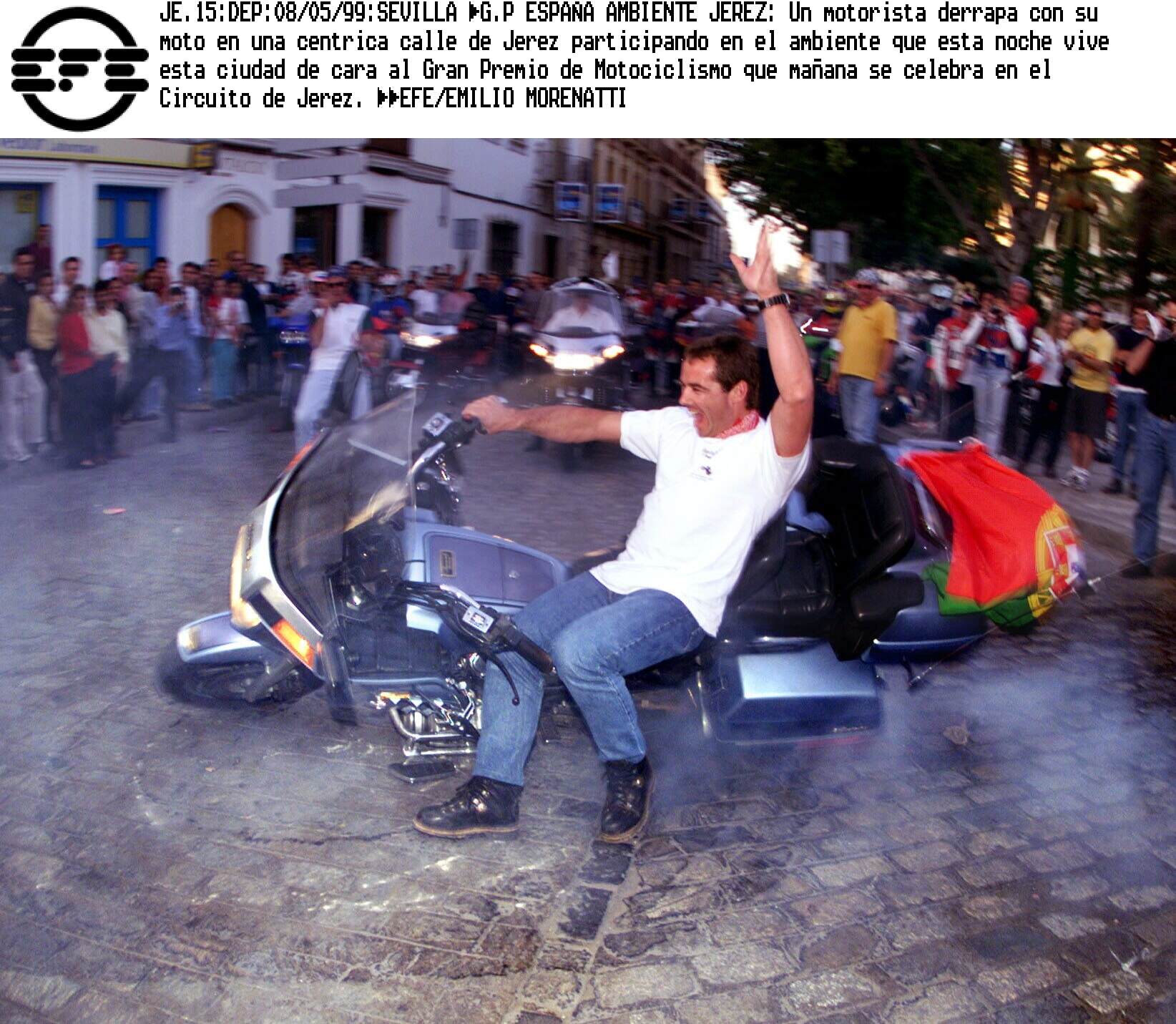 Un motorista derrapa con su moto en una céntrica calle de Jerez por el Gran Premio de Motociclismo 