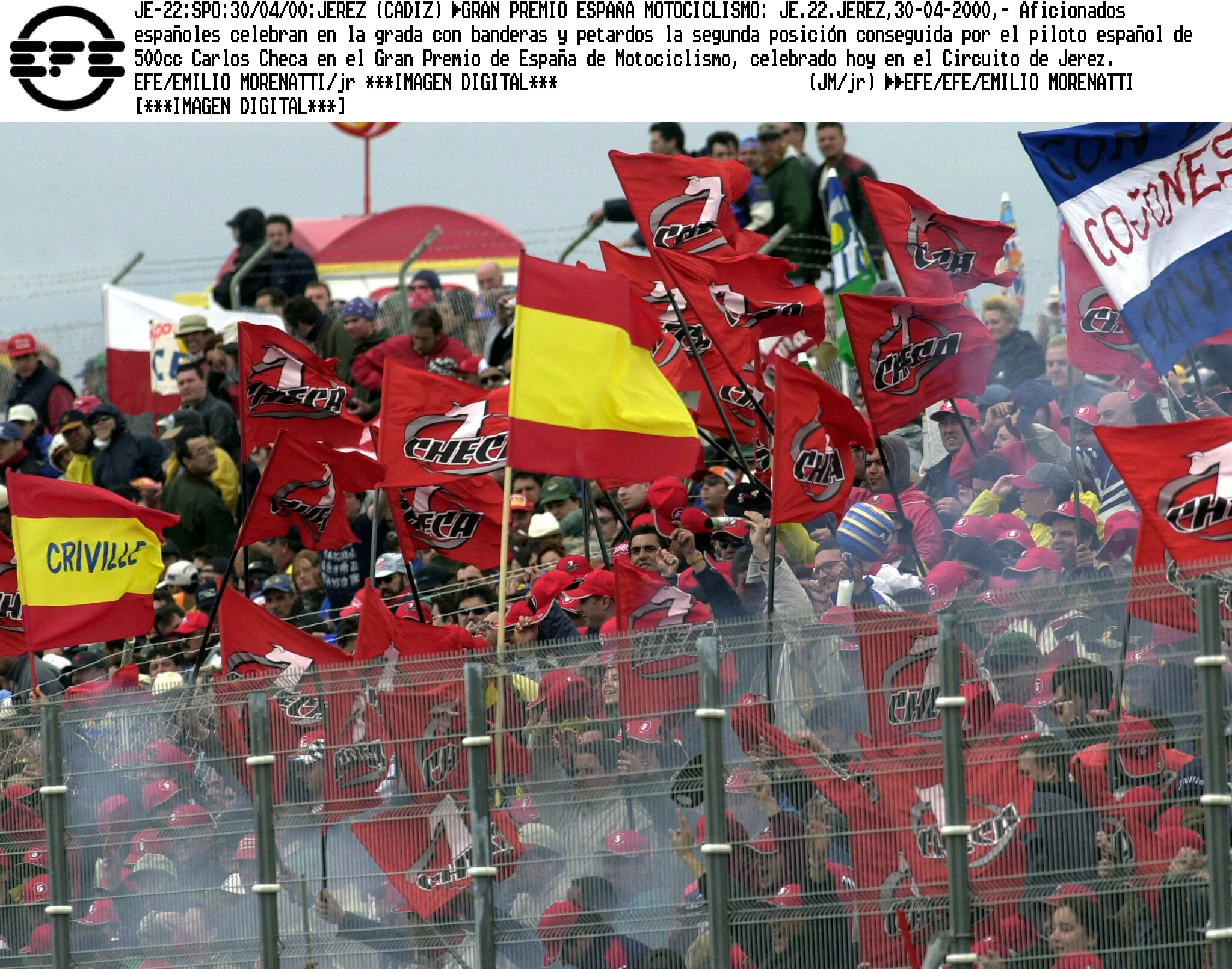 Aficionados españoles en la grada con banderas y petardos en el Gran Premio de España de Motociclismo de Jerez.