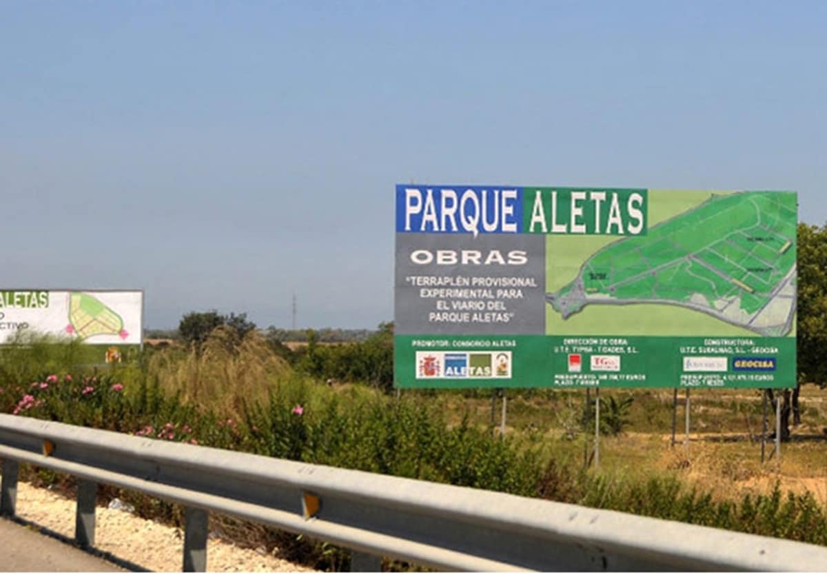 Antiguos carteles en la autovía anunciando el proyecto de Las Aletas, ahora denominado Lógica.