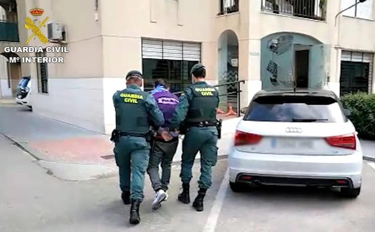 Imagen principal - Traslado del detenido por el crimen de Benalup. Vivienda del fallecido donde se produjo el crimen y salpicaduras de sangre en la pared. 