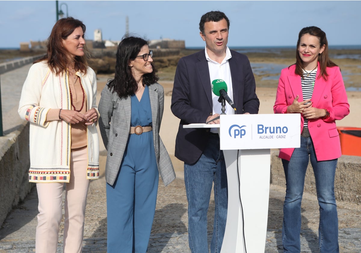 Bruno García, junto a miembros de su equipo, durante la presentación este viernes del plan de recuperación del patrimonio gaditano