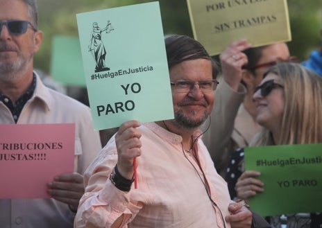 Imagen secundaria 1 - Los funcionarios de justicia cortan el tráfico en Cádiz