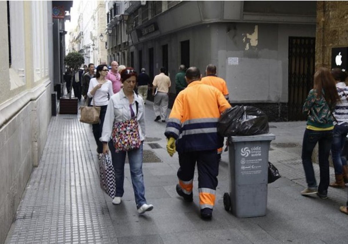 Óscar Torres: «Cádiz brillará por la limpieza de sus calles y plazas»