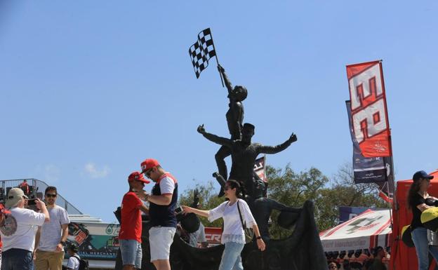 Monumento a la afición en el Circuito de Jerez-Ángel Nieto.