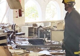 Los bomberos hacen prácticas en la antigua oficina de Delphi, ahora futura Ciudad del Deporte del Cádiz CF